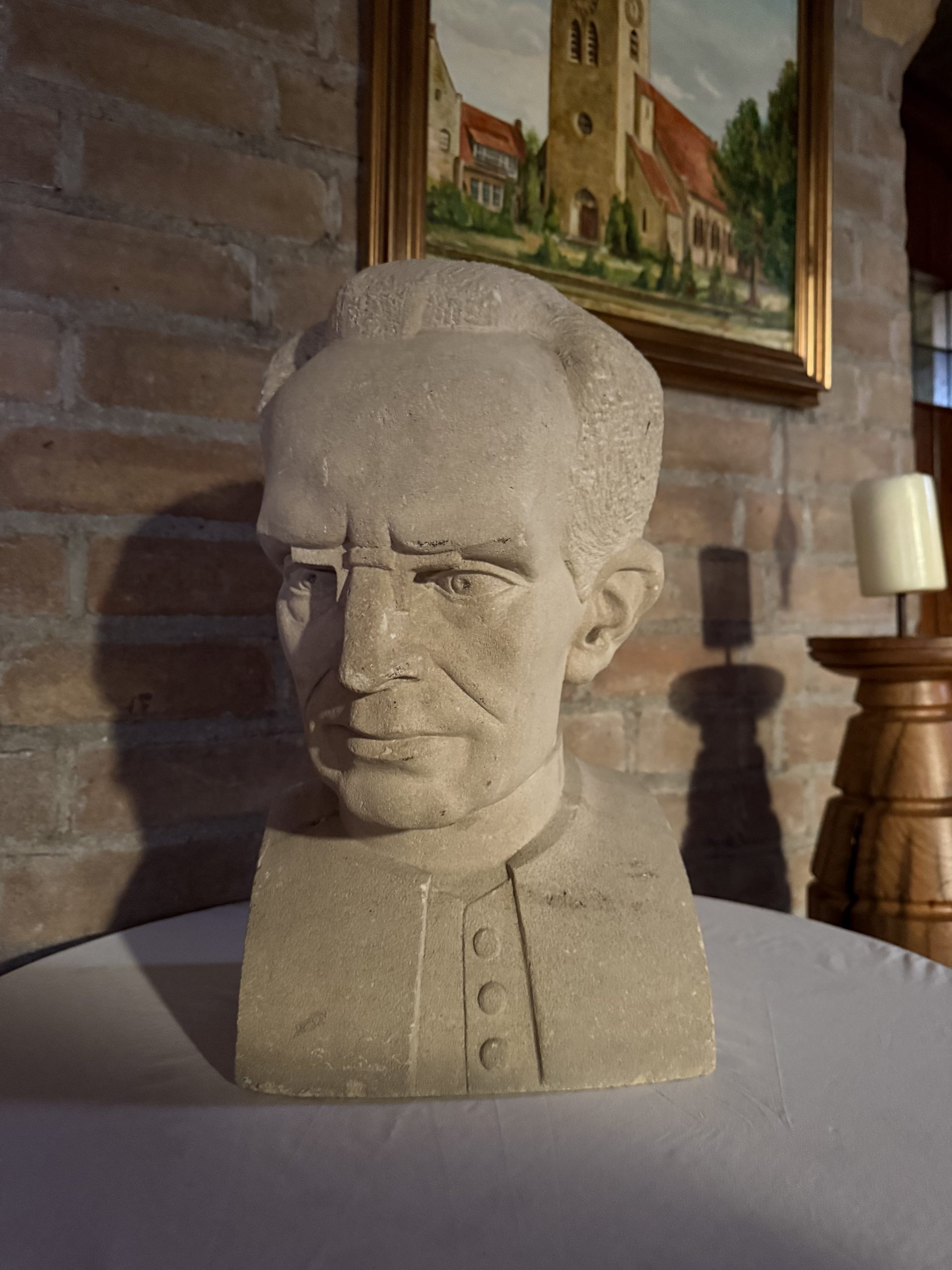 Ariënsbeeld en Ariënsbuste in Bonifatiuskerk
